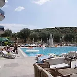 Whispering Sands מלון דירות 3*